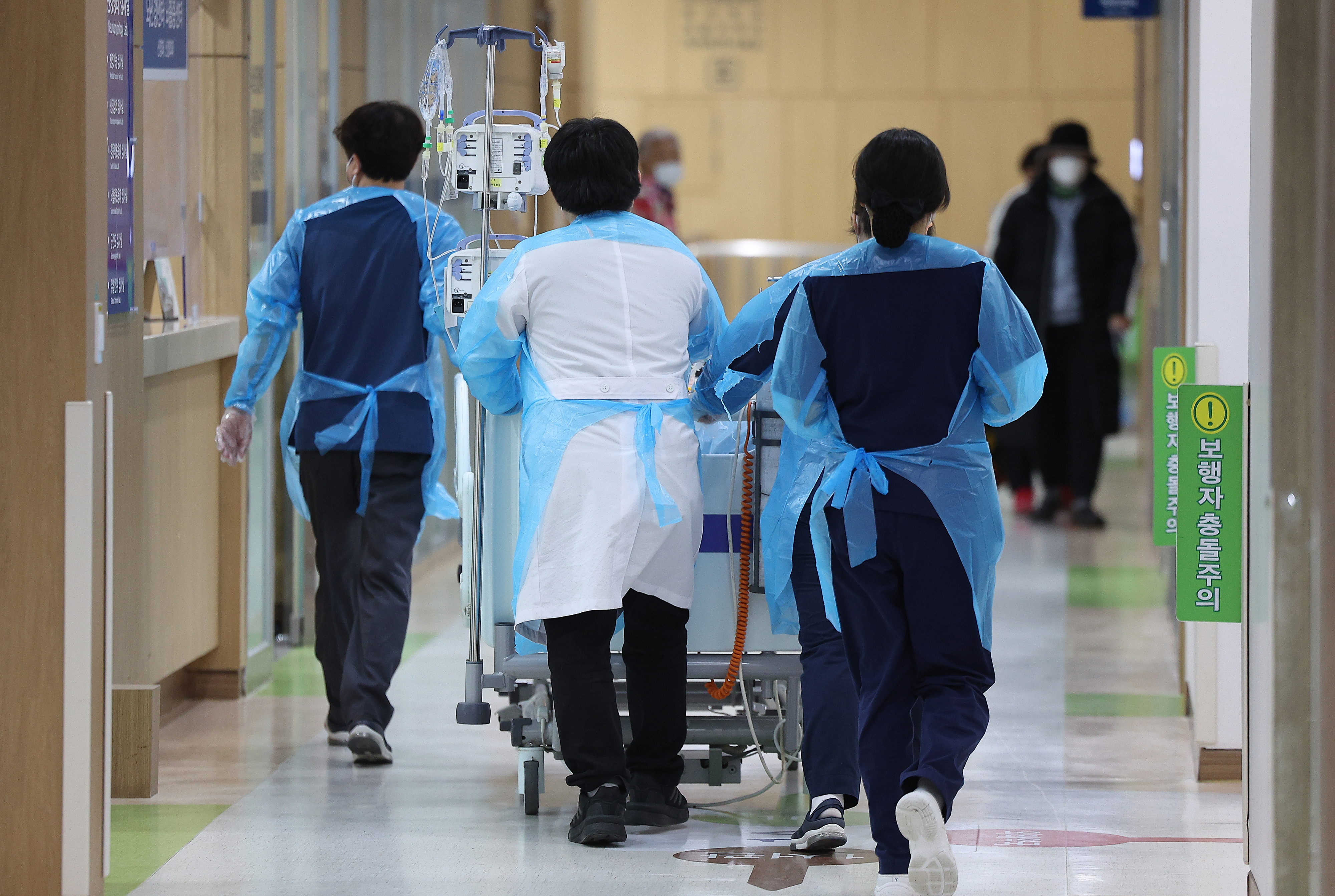27일 대구 한 대학병원에서 의료진이 환자를 옮기고 있다. 연합뉴스