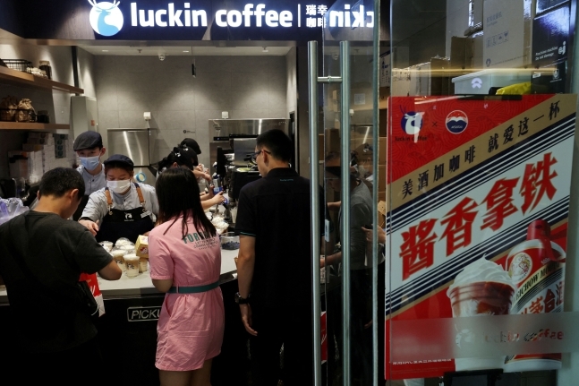 중국 베이징의 루이싱 커피 매장. 로이터 연합뉴스