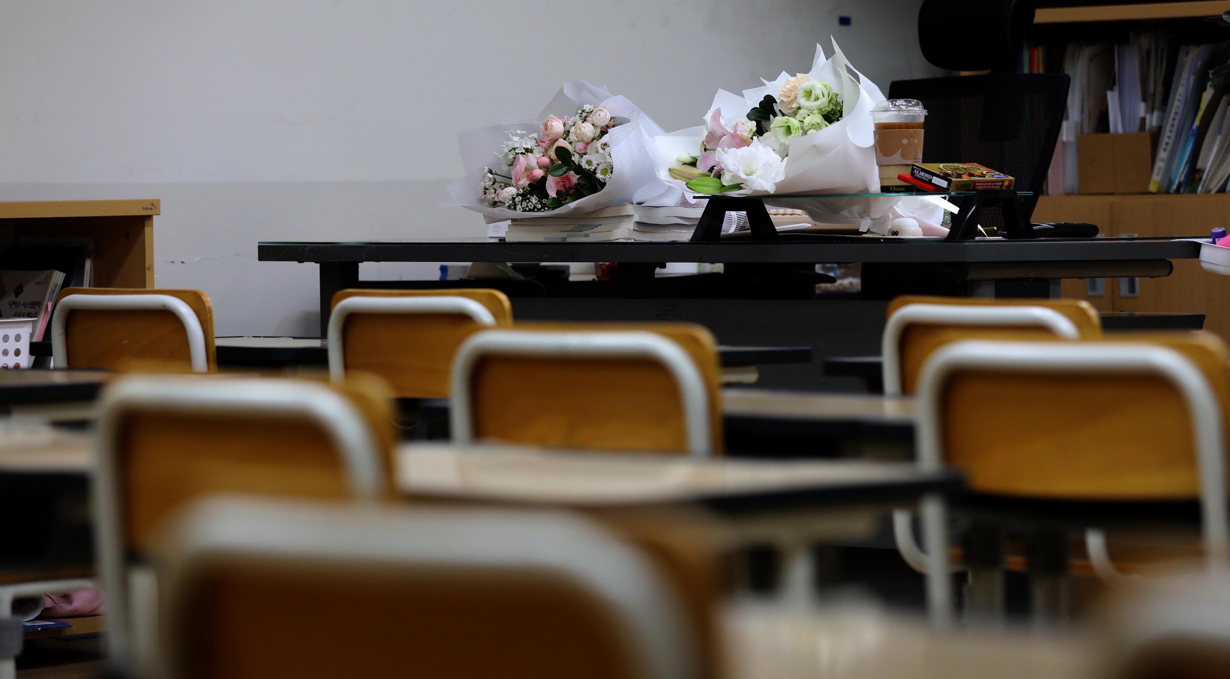 서울 서이초등학교에서 숨진 채 발견된 교사의 49재일인 4일 교사의 교실에 화환과 추모의 추모 꽃다발이 놓여 있다 . 홍윤기 기자