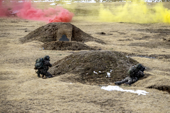 27일 경기도 파주시 광탄면에 위치한 1군단 특공연대 사격장에서 1군단 특공연대 장병들이 적과 조우한 상황을 가정한 근접전투 사격 훈련을 실시하고 있다. 2024.2.27  육군 제공