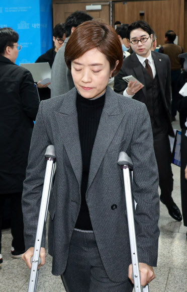 더불어민주당 고민정 의원이 27일 서울 여의도 국회 소통관에서 열린 최고위원직 사퇴 기자회견을 마치고 밖으로 나서고 있다. 2024.2.27  연합뉴스