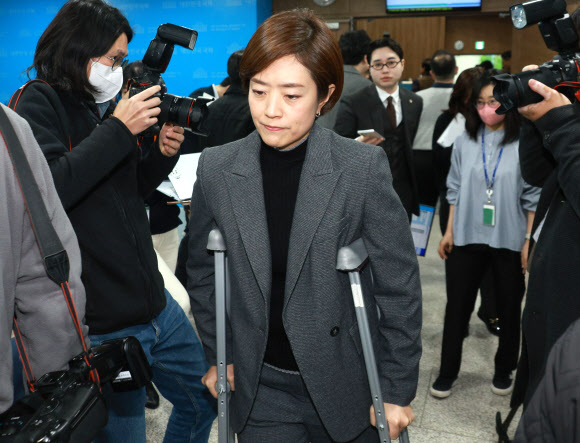 더불어민주당 고민정 의원이 27일 서울 여의도 국회 소통관에서 최고위원직 사퇴 기자회견을 마치고 밖으로 나서고 있다. 2024.2.27  연합뉴스