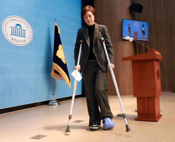더불어민주당 고민정 의원이 27일 서울 여의도 국회 소통관에서 최고위원직 사퇴 기자회견을 마치고 밖으로 나서고 있다. 2024.2.27  연합뉴스
