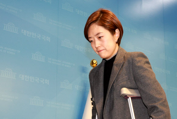 더불어민주당 고민정 의원이 27일 서울 여의도 국회 소통관에서 최고위원직 사퇴 기자회견을 마치고 밖으로 나서고 있다. 2024.2.27  연합뉴스