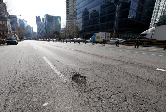 따뜻한 날씨가 이어지며 전국 도로 곳곳에 포트홀이 발생 중인 가운데 27일 오후 서울 마포구의 한 도로에 포트홀이 생겨나 있다. 2024.2.27 연합뉴스