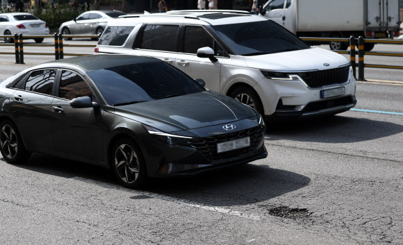 따뜻한 날씨가 이어지며 전국 도로 곳곳에 포트홀이 발생 중인 가운데 27일 오후 서울 마포구의 한 도로에 포트홀이 생겨나 있다. 2024.2.27 연합뉴스