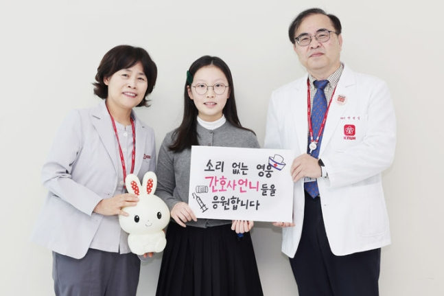 장예진(가운데)양이 간호사를 응원하는 문구와 함께 돈을 모았던 토끼 저금통을 들고 박성식(오른쪽) 병원장, 김미영(왼쪽) 간호부장과 기념사진을 찍고 있다. 칠곡군 제공