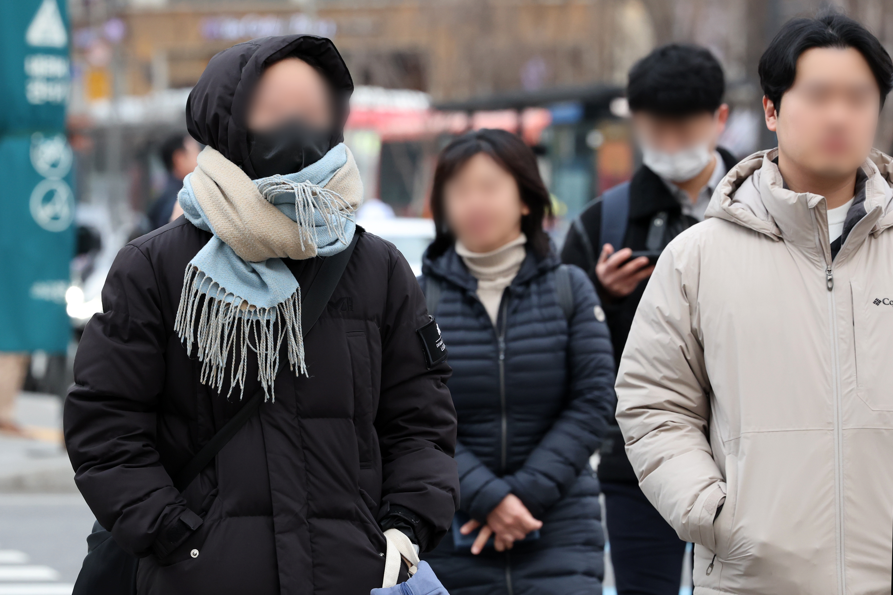 큰 일교차로 쌀쌀한 아침 날씨를 보인 28일 오전 서울 종로구 세종대로 인근에서 두터운 외투를 입은 시민들이 이동하고 있다. 뉴시스