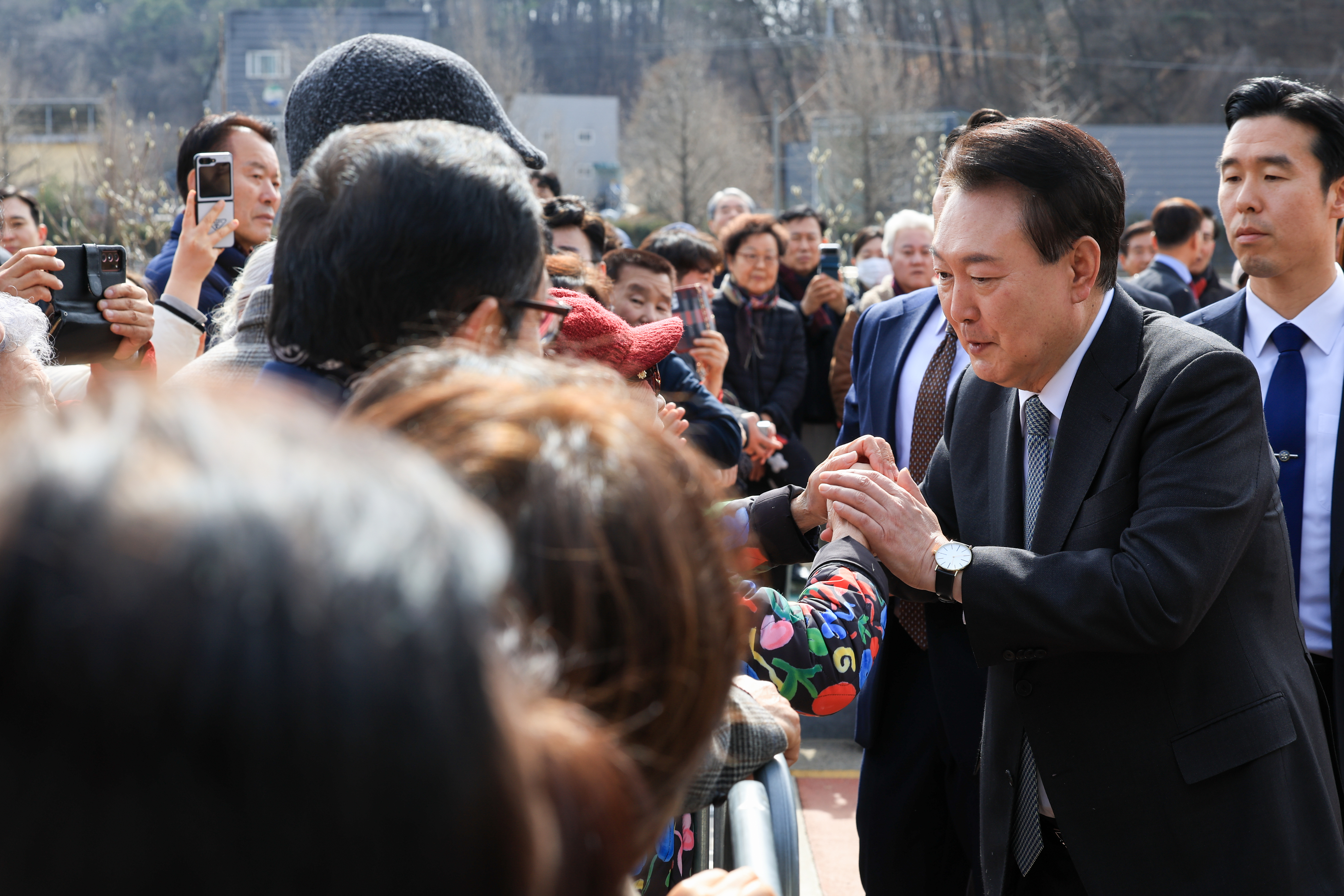 윤석열 대통령이 28일 오전 충북 옥천군 고(故) 육영수 여사 생가를 방문해 인근 지역 주민들과 인사하고 있다. 2024.2.28  대통령실 제공