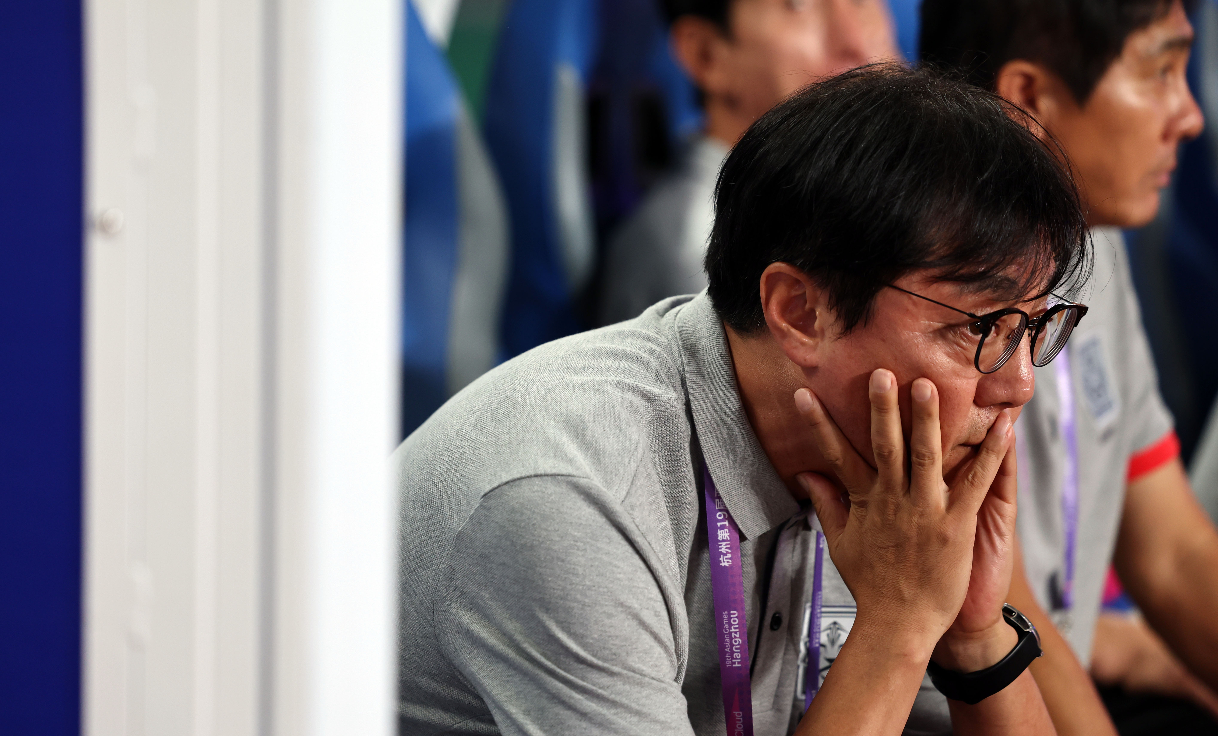 황선홍 23세 이하 한국 남자축구 국가대표팀 감독이 지난해 9월 24일 중국 진화 스포츠센터 스타디움에서 열린 2022 항저우아시안게임 조별리그 바레인과의 경기에서 경기를 지켜보고 있다. 진화 연합뉴스