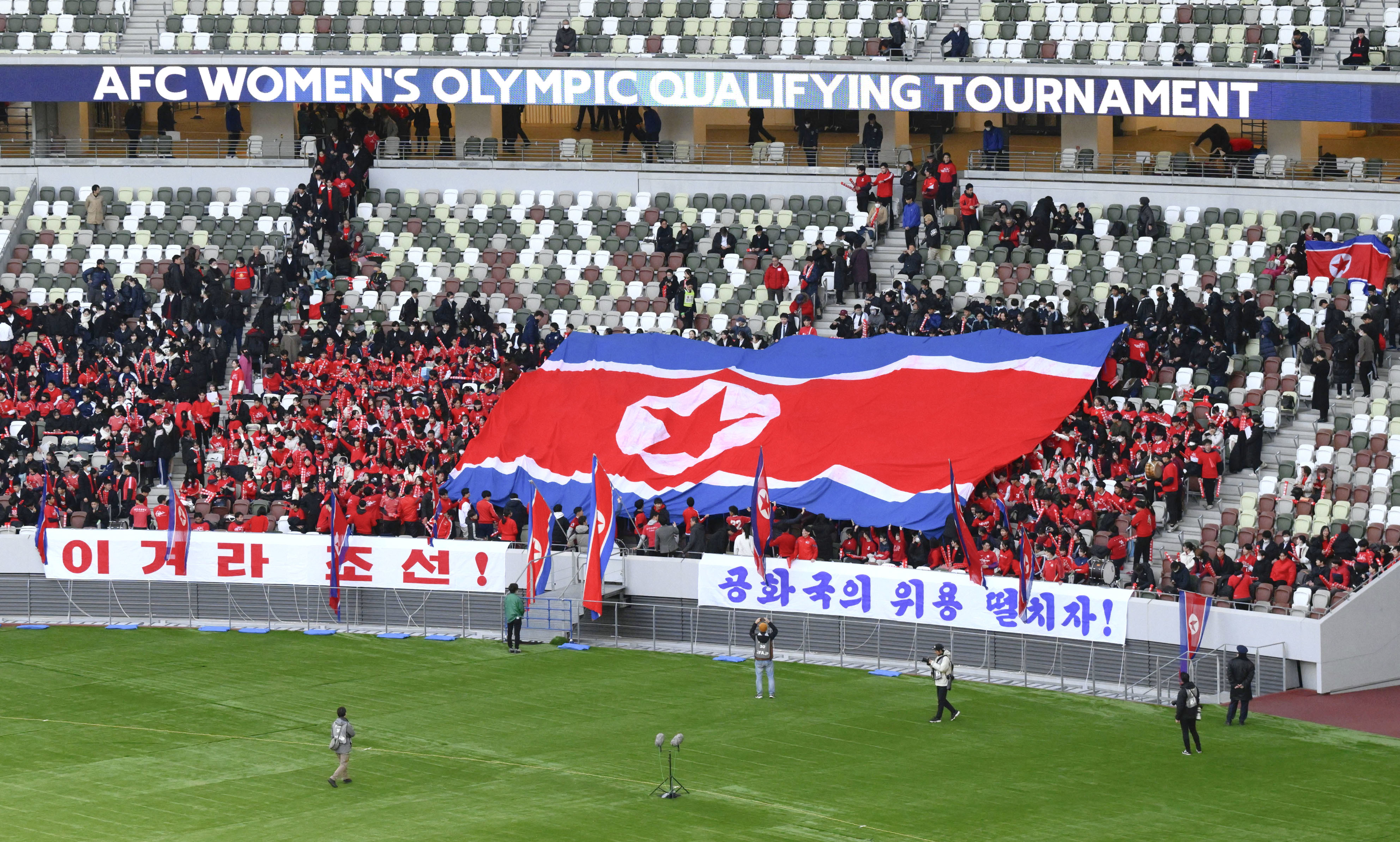 28일 오후 북한과 일본 여자축구 2024 파리 올림픽 최종예선 경기가 치러진 일본 도쿄 국립경기장에서 재일본조선인총연합회(조총련) 계열 학생 등이 단체 응원을 하고 있다. 연합뉴스