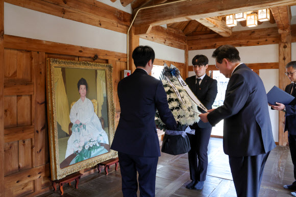 윤석열 대통령이 28일 오전 충북 옥천군 고(故) 육영수 여사 생가를 방문해 헌화하고 있다. 2024.2.28  대통령실 제공