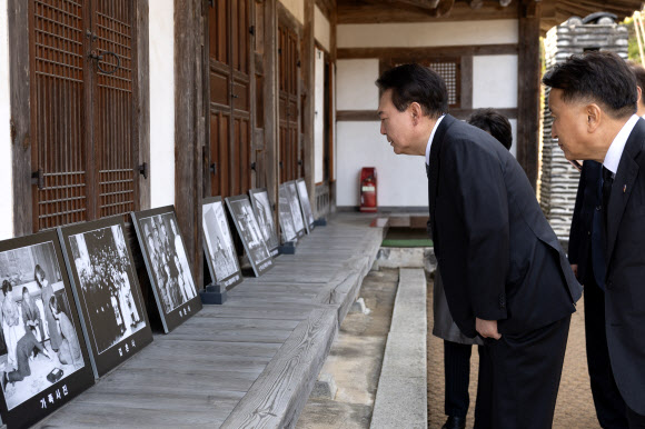 윤석열 대통령이 28일 오전 충북 옥천군 고(故) 육영수 여사 생가를 방문해 전시된 사진을 바라보고 있다. 2024.2.28  대통령실 제공