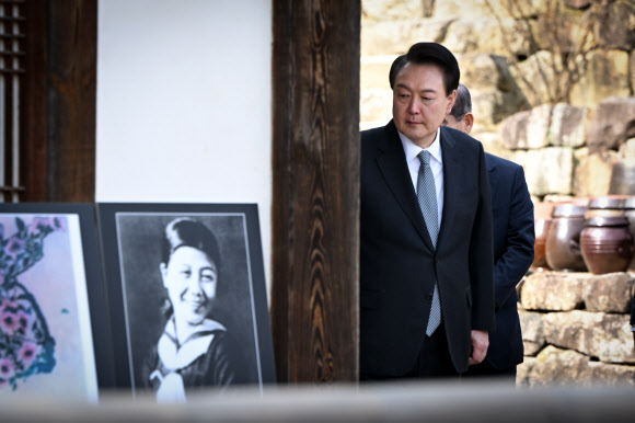 윤석열 대통령이 28일 오전 충북 옥천군 고(故) 육영수 여사 생가를 방문해 전시된 사진을 바라보고 있다. 2024.2.28  대통령실 제공