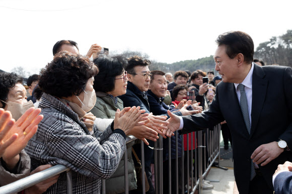 윤석열 대통령이 28일 오전 충북 옥천군 고(故) 육영수 여사 생가를 방문해 인근 지역 주민들과 인사하고 있다. 2024.2.28  대통령실 제공