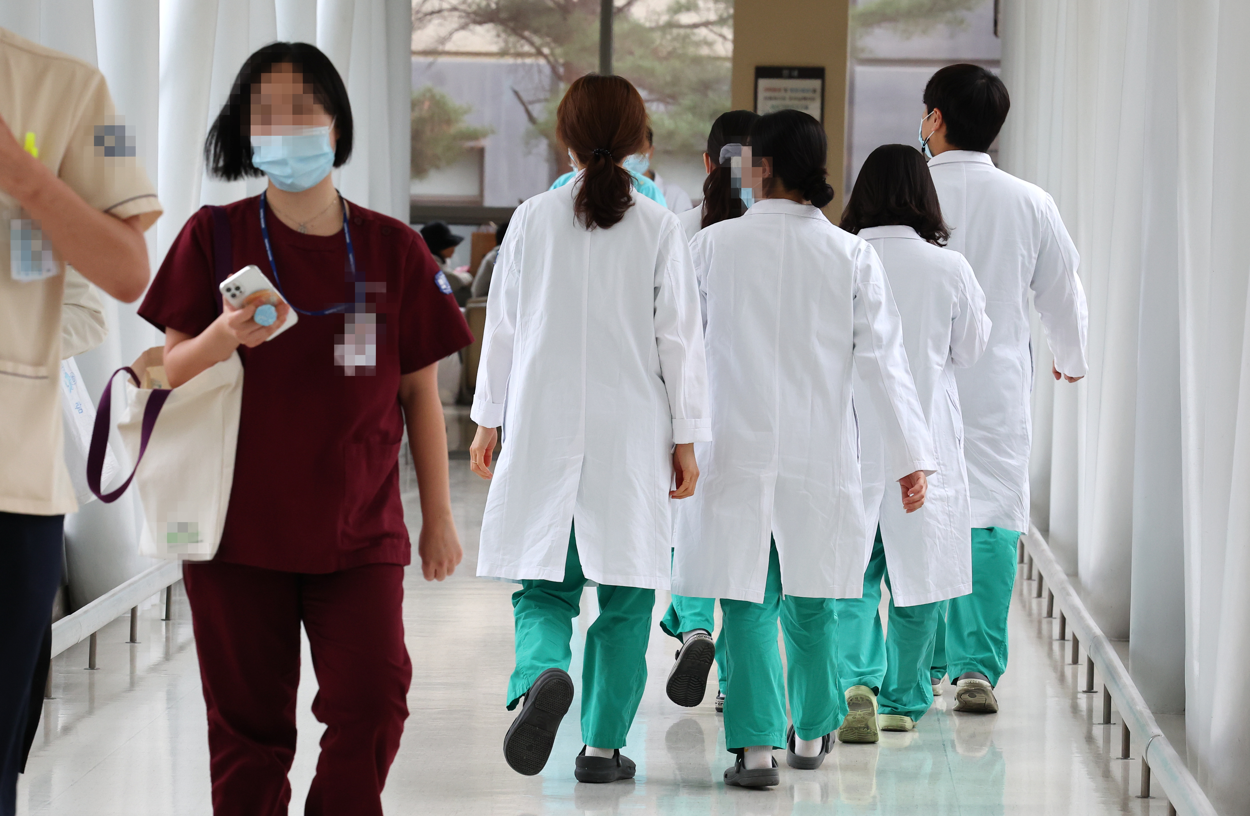 정부가 제시한 전공의 복귀 시한을 하루 앞둔 28일 서울 한 병원에서 의료진들이 이동하고 있다. 뉴시스