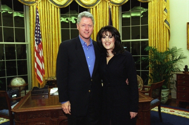 1997년 미 대통령 집무실에서 백악관 근무 인턴들과 기념 사진을 찍을 당시의 빌 클린턴과 모니카 르윈스키. 연합뉴스