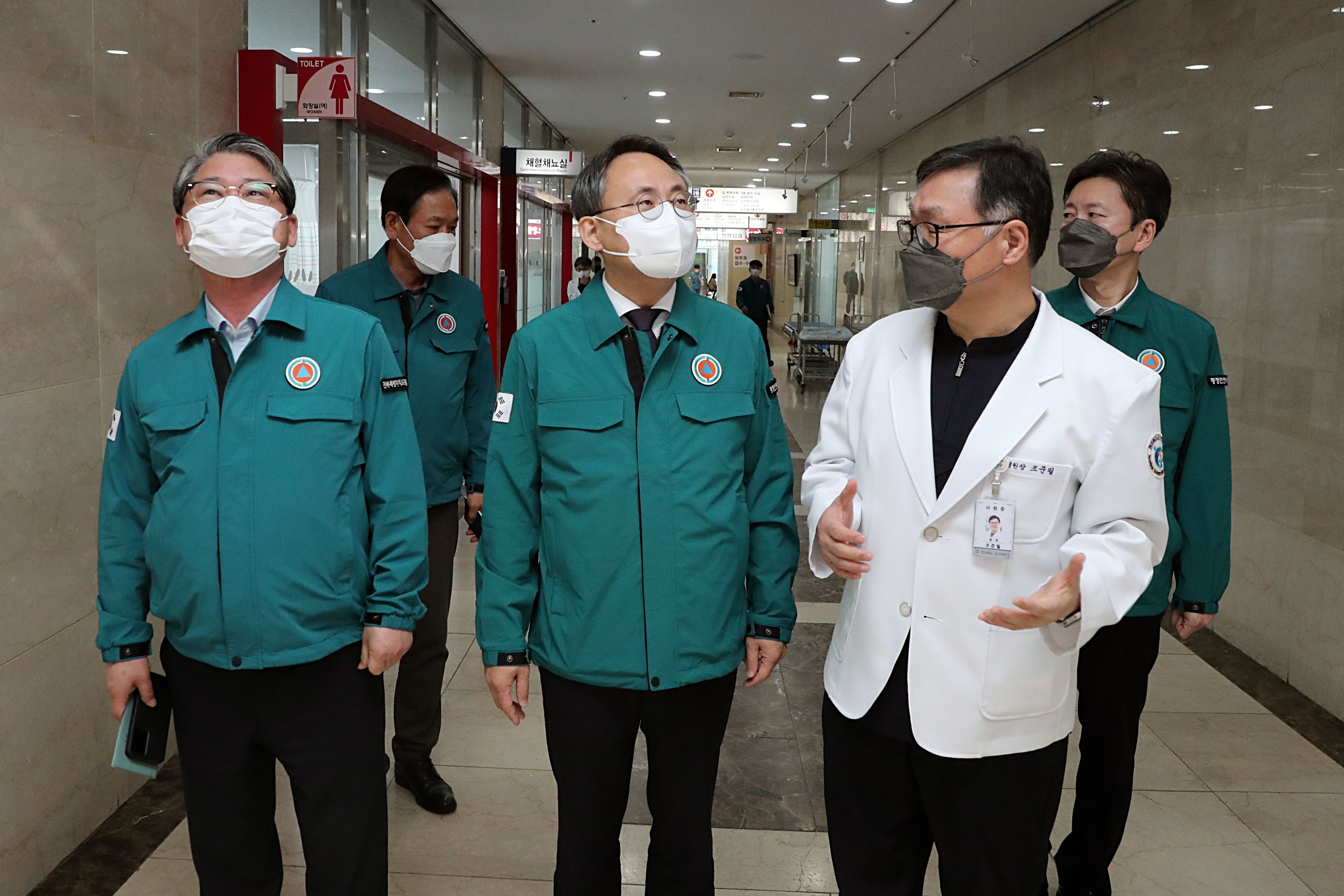 고기동(가운데) 행정안전부 차관이 27일 오후 전북특별자치도 군산의료원을 찾아 의료진들의 대체 및 연장근무 등에 따른 애로사항을 청취하고 비상진료체계 현황을 점검하고 있다. 오른쪽은 조준필 군산의료원장. 2024.2.27 행정안전부 제공