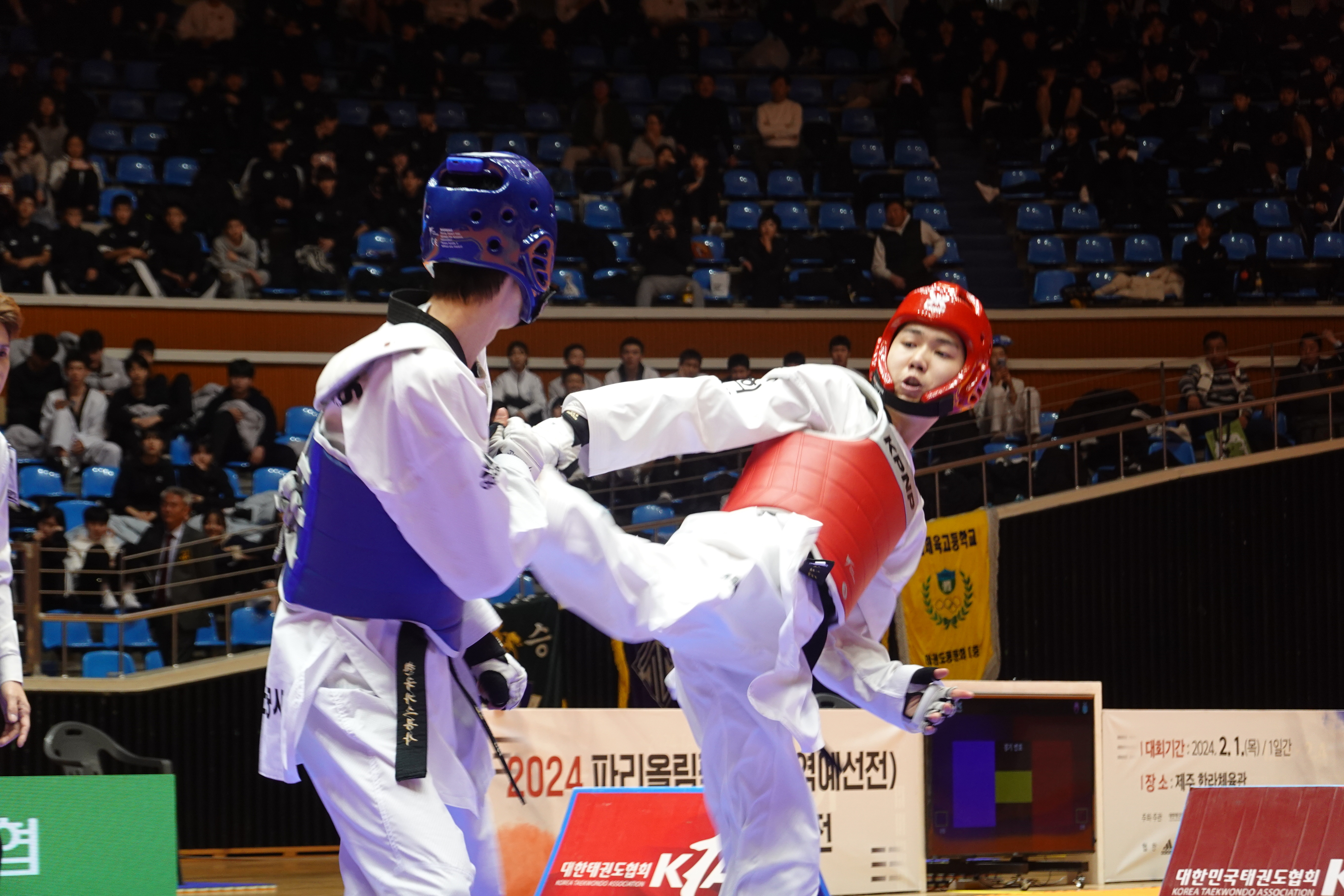 한국 태권도 국가대표 박태준이 1일 제주 종합경기장한라체육관에서 열린 2024 파리올림픽 남자 태권도 겨루기 58㎏급 파견 선발전에서 장준을 공격하고 있다. 대한태권도협회 제공