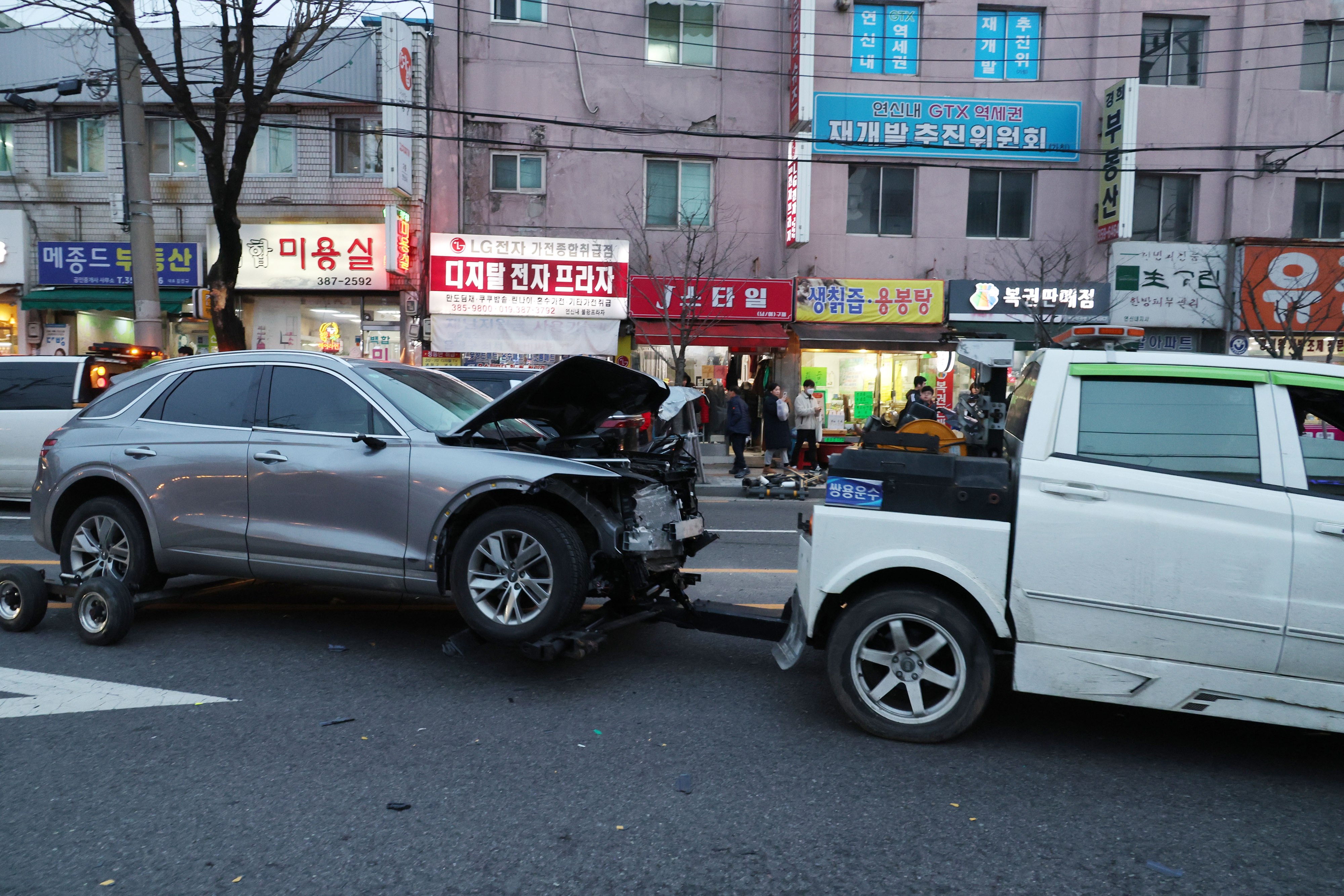 29일 오후 서울 은평구 연서시장 앞 급발진으로 의심되는 사고가 발생,  14명 사상자가 병원으로 이송됐다. 사진은 사고 현장 모습. 2024.2.29 뉴시스