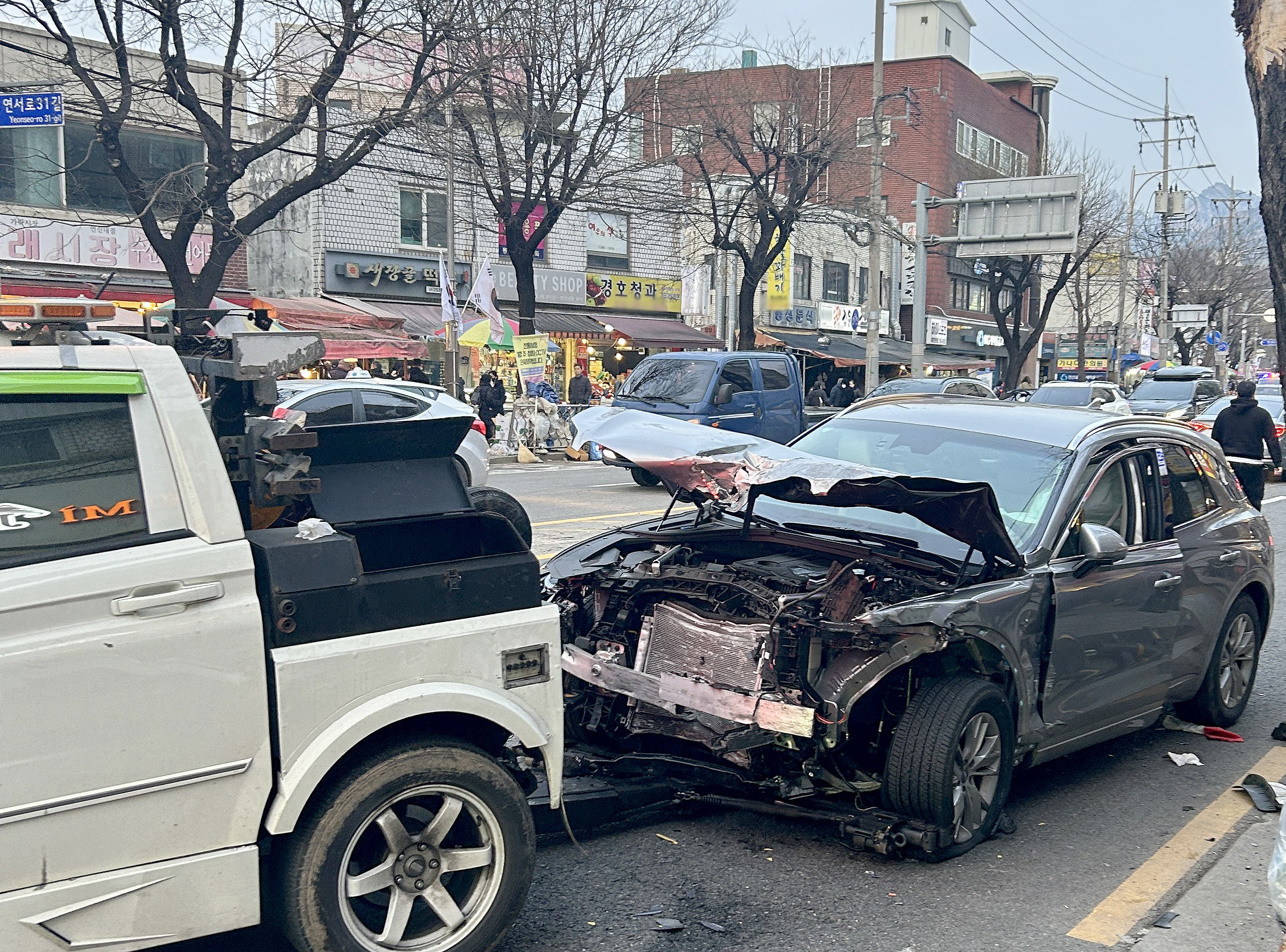 29일 오후 서울 은평구 연신내역 인근에서 승용차 7대와 이륜차 1대가 추돌하는 사고가 발생해 경찰 및 소방관들이 현장을 수습하고 있다. 2024.2.29 뉴스1