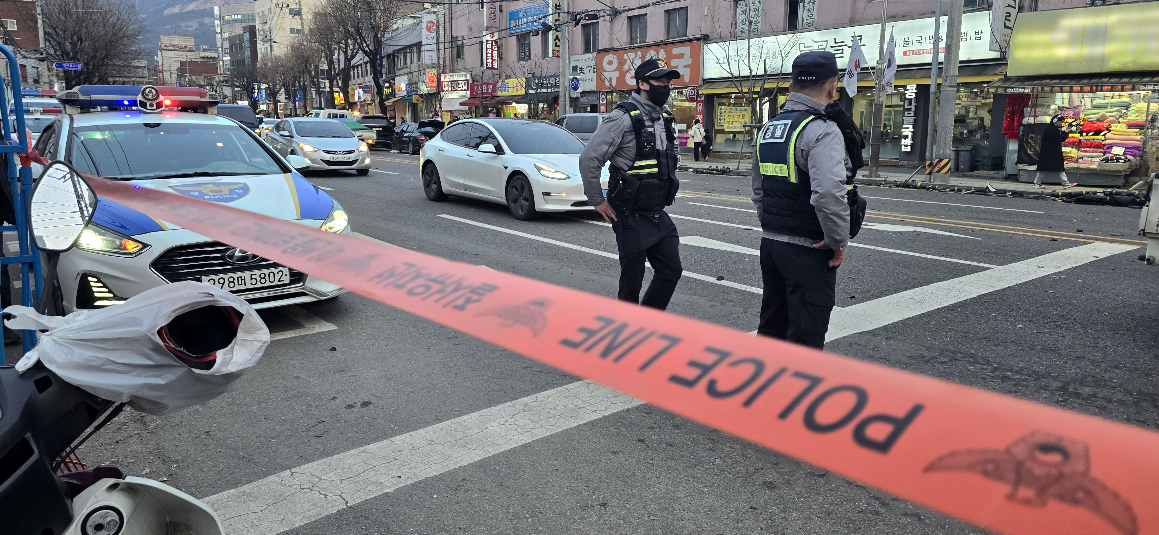 29일 오후 서울 은평구 연신내 연서시장 앞 도로에서 추돌 사고가 일어나 1명이 사망하고 13명이 부상을 입었다. 사진은 이날 사고 현장의 모습. 2024.2.29 뉴시스