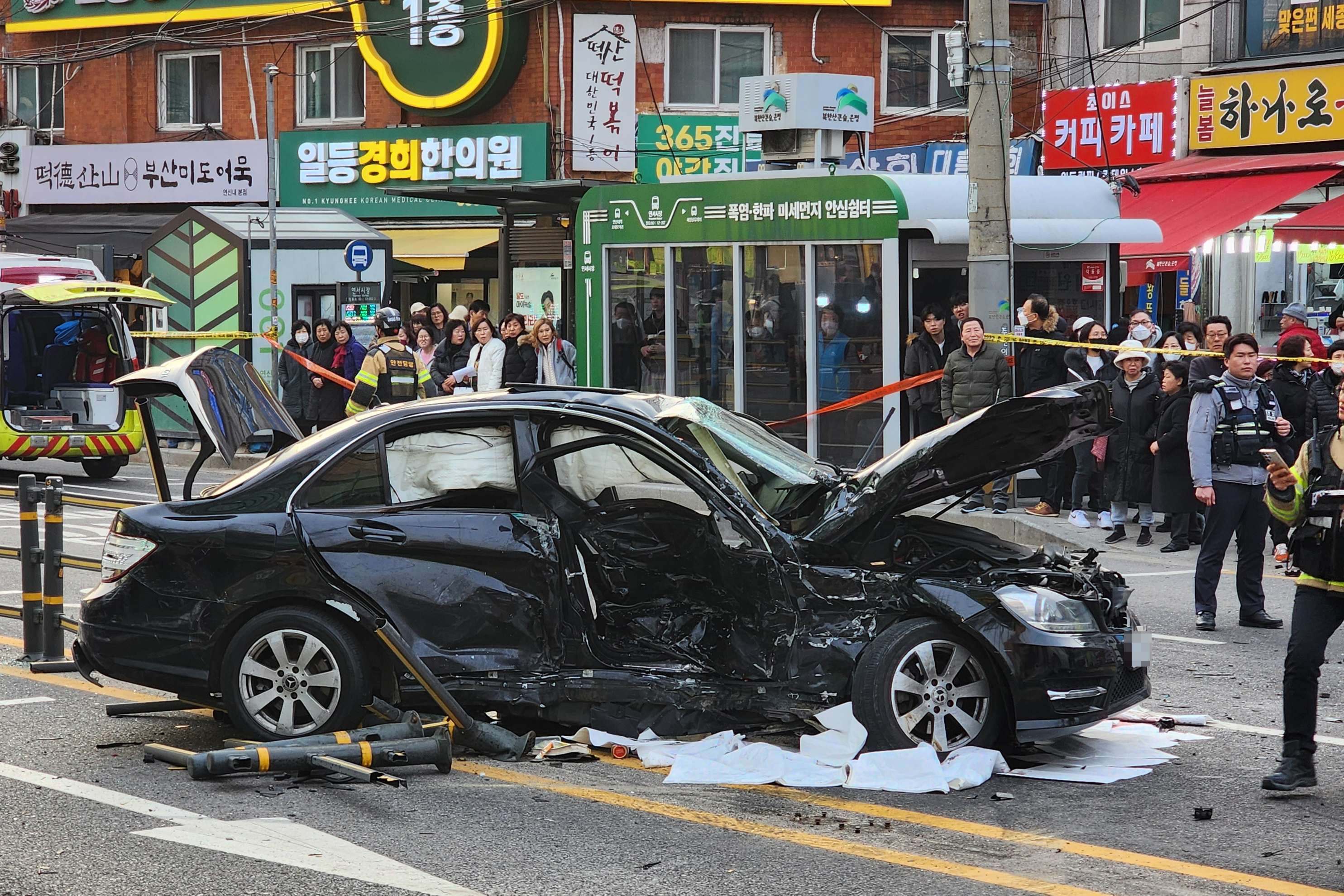 29일 오후 5시쯤 서울 은평구 불광동 왕복 6차로 도로에서 스포츠유틸리티차(SUV) 한 대가 차량 8대와 70대 보행자를 잇달아 들이받아 70대가 숨지고 13명이 다쳤다. 사진은 경찰이 사고처리를 하는 모습. 2024.2.29 연합뉴스(독자 제공)