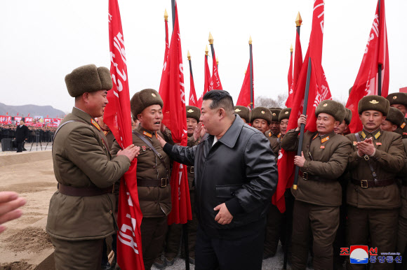 북한 김정은 국무위원장이 역점을 두고 있는 ‘지방발전 20×10 정책’에 따른 첫 공장 건설이 시작됐다. 조선중앙통신은 지난 28일 평안남도 성천군 지방공업공장 건설 착공식이 진행됐고 김정은 위원장이 참석해 연설했다고 29일 보도했다. 2024.2.29. 평양 조선중앙통신·연합뉴스
