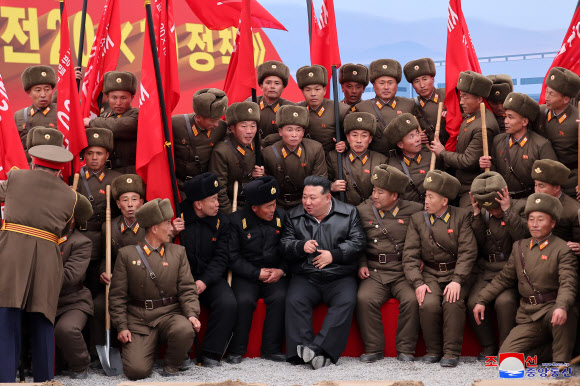 북한 김정은 국무위원장이 역점을 두고 있는 ‘지방발전 20×10 정책’에 따른 첫 공장 건설이 시작됐다. 조선중앙통신은 지난 28일 평안남도 성천군 지방공업공장 건설 착공식이 진행됐고 김정은 위원장이 참석해 연설했다고 29일 보도했다. 2024.2.29. 평양 조선중앙통신·연합뉴스