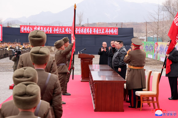 북한 김정은 국무위원장이 역점을 두고 있는 ‘지방발전 20×10 정책’에 따른 첫 공장 건설이 시작됐다. 조선중앙통신은 지난 28일 평안남도 성천군 지방공업공장 건설 착공식이 진행됐고 김정은 위원장이 참석해 연설했다고 29일 보도했다. 2024.2.29. 평양 조선중앙통신·연합뉴스