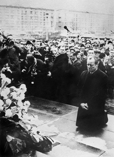 1970년 12월 빌리 브란트 전 독일 총리가 폴란드 바르샤바 유대인 위령탑 앞에서 나치 독일의 유대인 대학살을 사죄하고 있다. 서울신문 DB