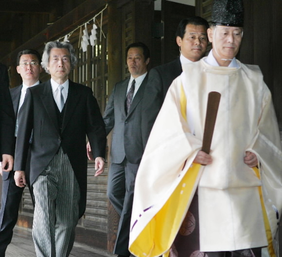 2006년 일본의 종전기념일에 야스쿠니 신사를 참배한 고이즈미 준이치로(왼쪽) 전 일본 총리가 안내를 받으며 신사 경내로 들어서고 있다. 도쿄 AFP 연합뉴스