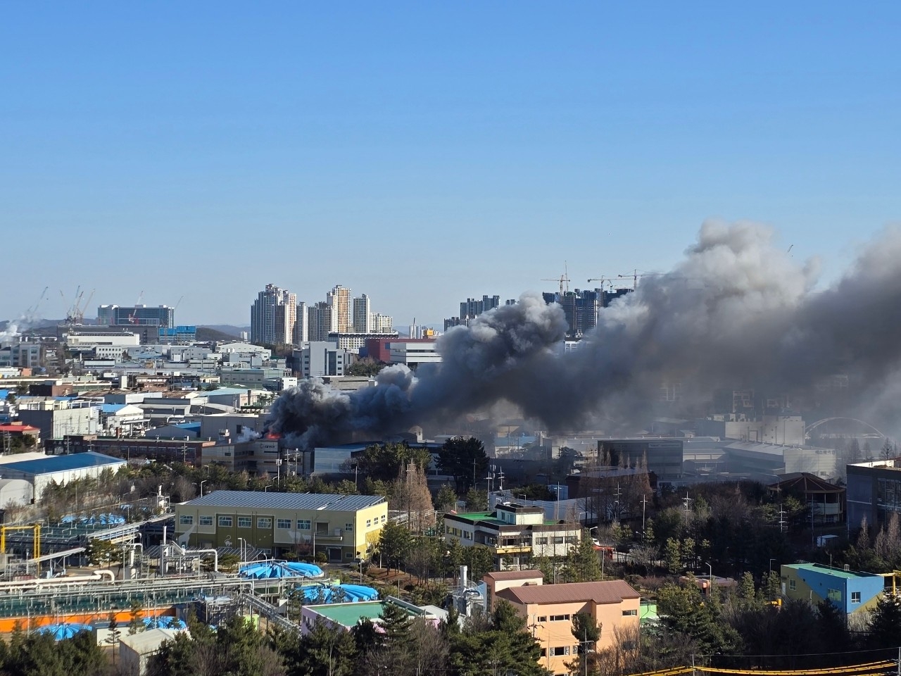 1일 오전 충남 천안시 백석공단 내 제조업체에서 불이 나 검은 연기가 피어오르고 있다. 독자 제공