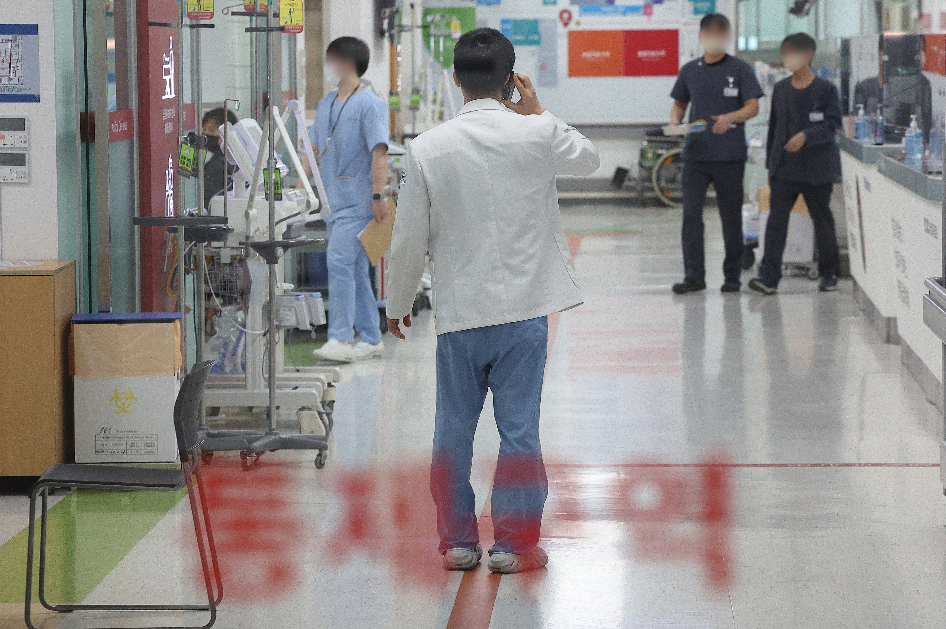 대구 한 대학병원 응급실에서 한 의료진이 전화하고 있다. 연합뉴스