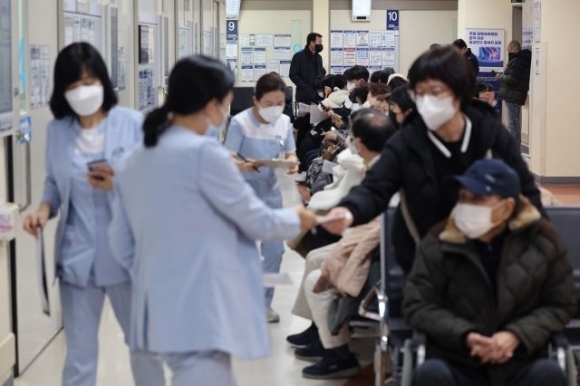 전공의 집단 이탈이 일주일 이상 이어진 지난 27일 오후 서울의 한 대학병원에서 간호사들이 분주히 움직이고 있다. 연합뉴스