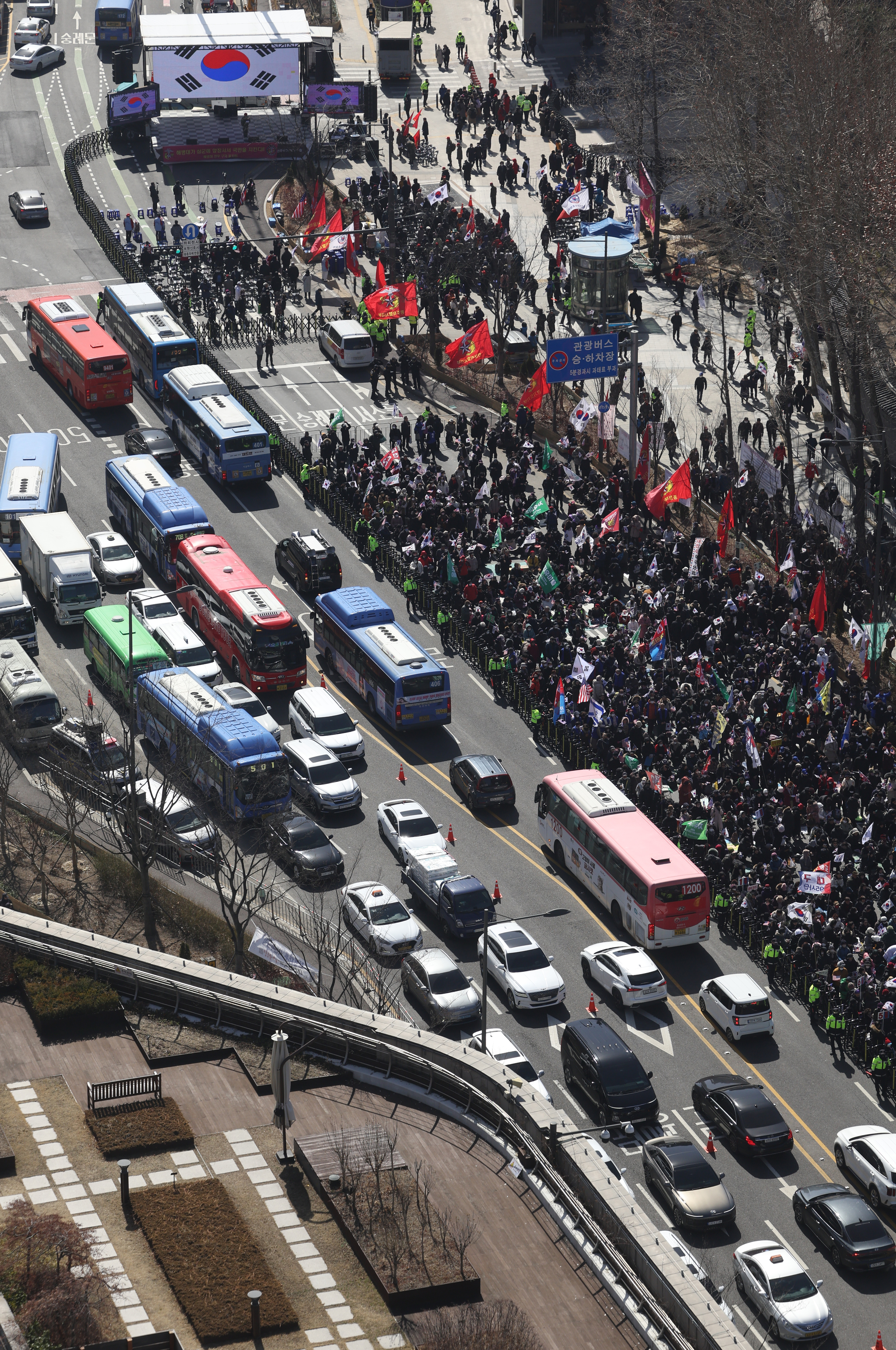 삼일절 대규모 집회에 막히는 도로