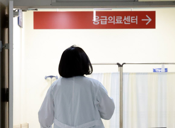 복지부, 홈페이지에 전공의 13명 업무개시명령 공고
