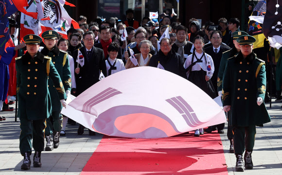 1일 오후 서울 탑골공원에서 열린 제105주년 3.1절 기념식에서 참석자들이 입장하고 있다. 2024.3.1 연합뉴스
