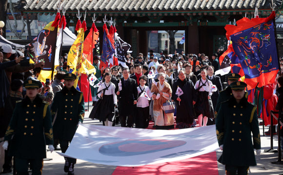 1일 오후 서울 탑골공원에서 열린 제105주년 3.1절 기념식에서 참석자들이 입장하고 있다. 2024.3.1 연합뉴스
