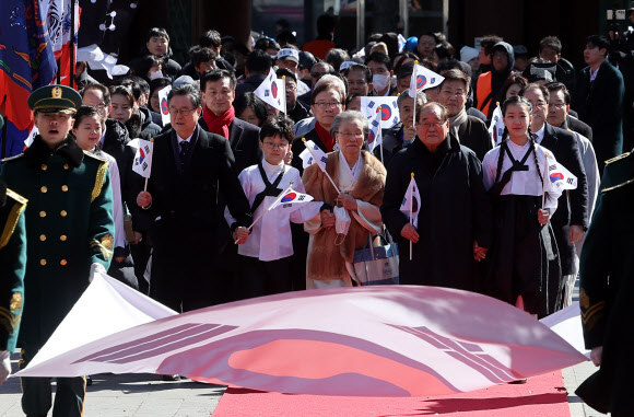 1일 오후 서울 탑골공원에서 열린 제105주년 3.1절 기념식에서 참석자들이 입장하고 있다. 2024.3.1 연합뉴스