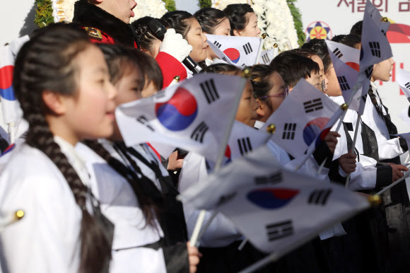 1일 오후 서울 탑골공원에서 열린 제105주년 3.1절 기념식에서 어린이들이 3·1절 노래를 부르고 있다. 2024.3.1 연합뉴스