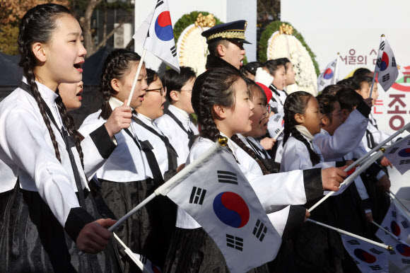 3·1절 노래 부르는 어린이들