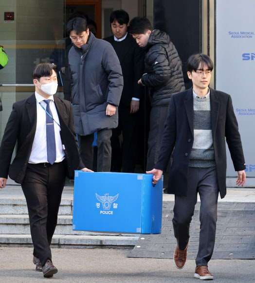 경찰이 의료법 위반 등 혐의로 고발당한 대한의사협회 관계자들에 대해 강제 수사에 착수한 가운데 1일 서울 영등포구 서울시의사회에서 압수수색을 마친 경찰이 압수품을 옮기고 있다. 2024.3.1 연합뉴스