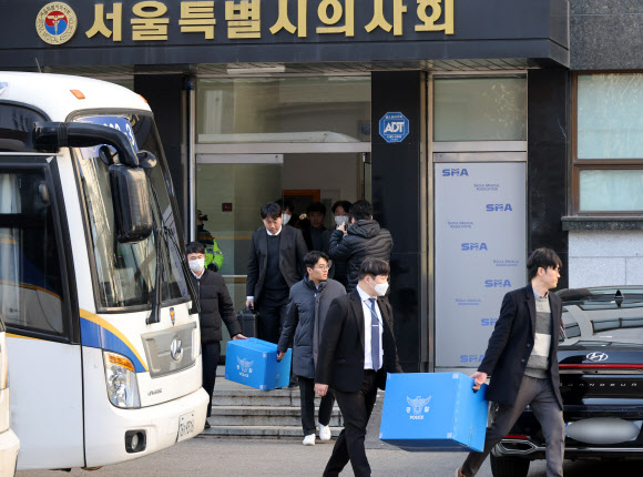 경찰이 의료법 위반 등 혐의로 고발당한 대한의사협회 관계자들에 대해 강제 수사에 착수한 가운데 1일 서울 영등포구 서울시의사회에서 압수수색을 마친 경찰이 압수품을 옮기고 있다. 2024.3.1 연합뉴스