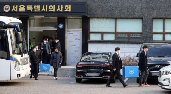 경찰이 의료법 위반 등 혐의로 고발당한 대한의사협회 관계자들에 대해 강제 수사에 착수한 가운데 1일 서울 영등포구 서울시의사회에서 압수수색을 마친 경찰이 압수품을 옮기고 있다. 2024.3.1 연합뉴스