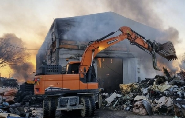 2일 오전 5시 19분쯤 인천시 서구 왕길동 폐기물 재활용업체에서 불이 났다. 인천소방재난본부 제공