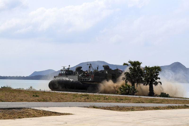 1일(현지시간) 태국 촌부리주 핫야오 해안 일대에서 열린 코브라 골드 연합훈련에서 미군 공기부양 상륙정(LCAC)이 해안에 상륙하고 있다. 해병대 제공