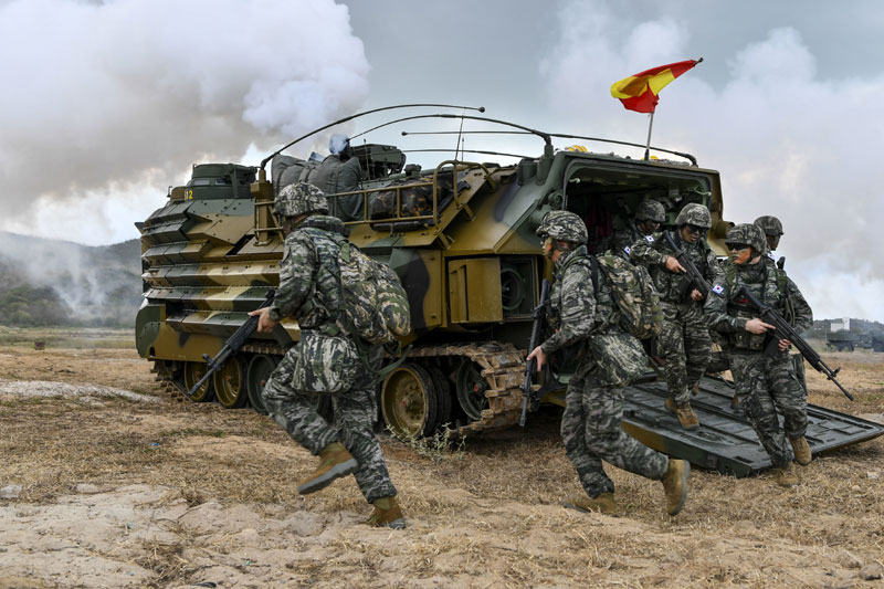 1일(현지시간) 태국 촌부리주 핫야오 해안 일대에서 열린 코브라 골드 연합훈련에서 대한민국 해병대 장병들이 상륙돌격장갑차(KAAV)에서 하차해 돌격하고 있다. 해병대 제공