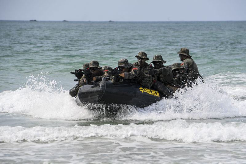 1일(현지시간) 태국 촌부리주 핫야오 해안 일대에서 열린 코브라 골드 연합훈련에서 대한민국 해병대 수색부대 장병들이 고속고무보트(IBS)를 이용해 침투하고 있다. 해병대 제공