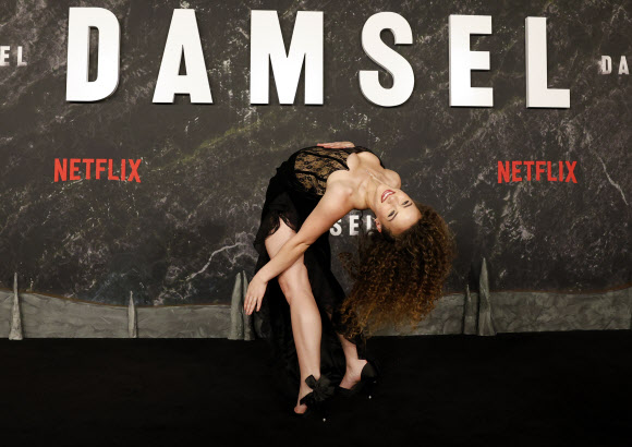 배우 겸 가수 소피 도시가 1일(현지시간) 미국 뉴욕에서 열린 넷플릭스 영화 ‘댐즐(Damsel)’ 시사회에 참석해 포즈를 취하고 있다. UPI 연합뉴스
